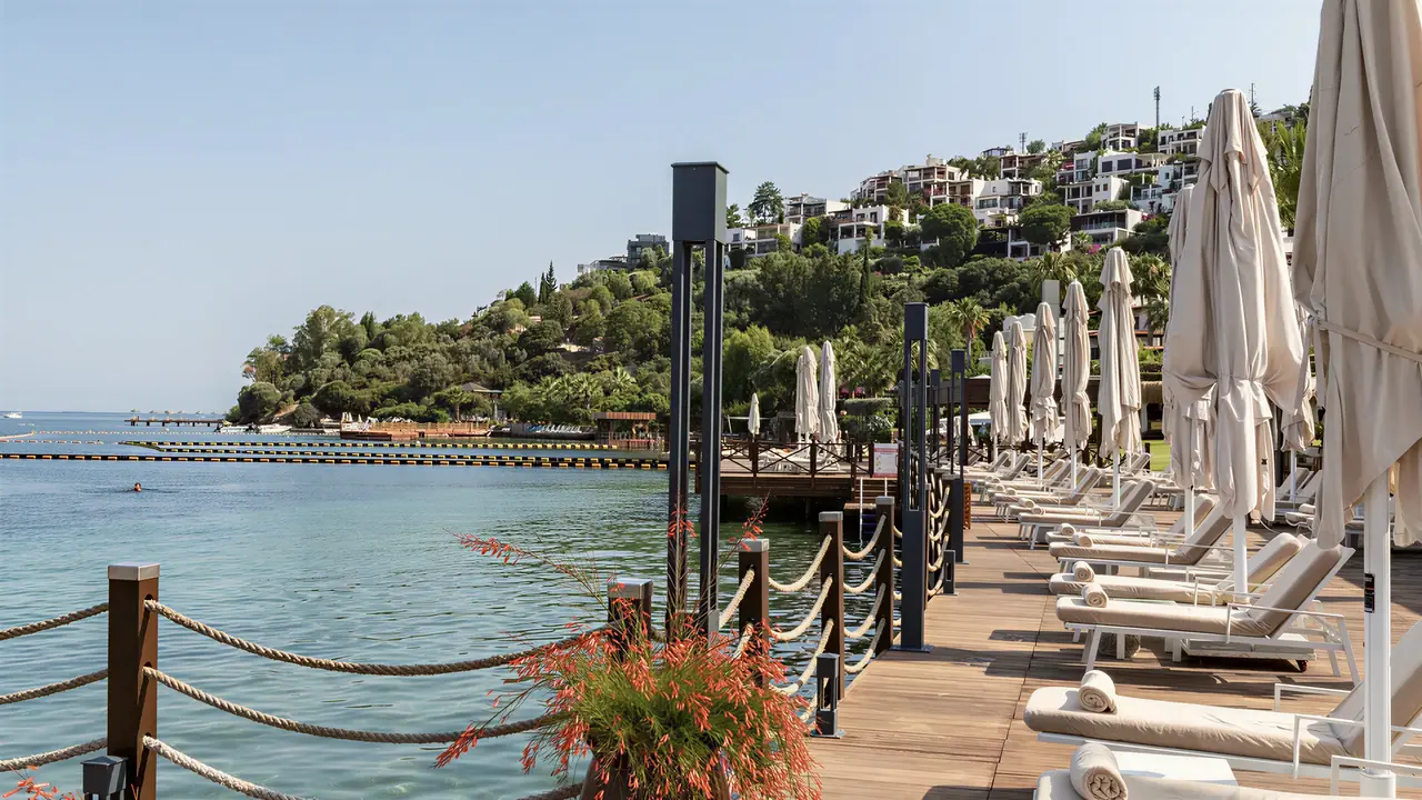 Pomost z leżakami nad wodą w Mivara Luxury Resort & Spa Bodrum