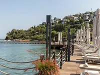 Pomost z leżakami nad wodą w Mivara Luxury Resort & Spa Bodrum