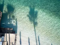 Drewniany pomost przy plaży w Mivara Luxury Resort & Spa Bodrum