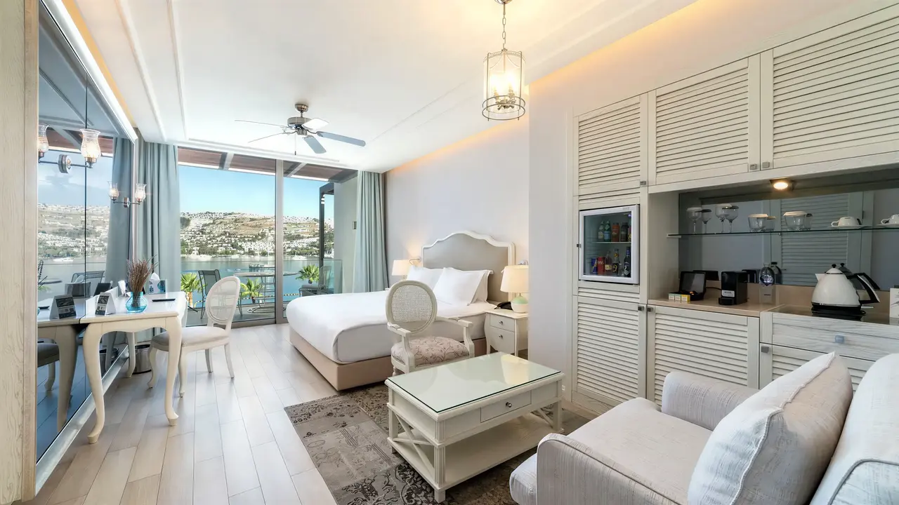 Jasny pokój z łóżkiem w Mivara Luxury Resort & Spa Bodrum