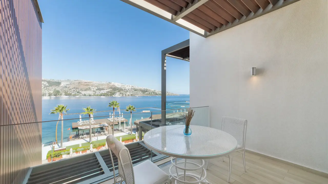 Prywatny balkon z widokiem w Mivara Luxury Resort & Spa Bodrum