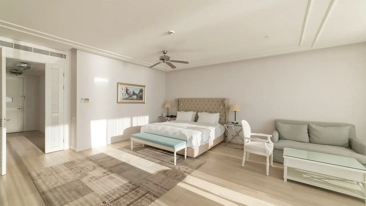 Jasna sypialnia z salonem w Mivara Luxury Resort & Spa Bodrum