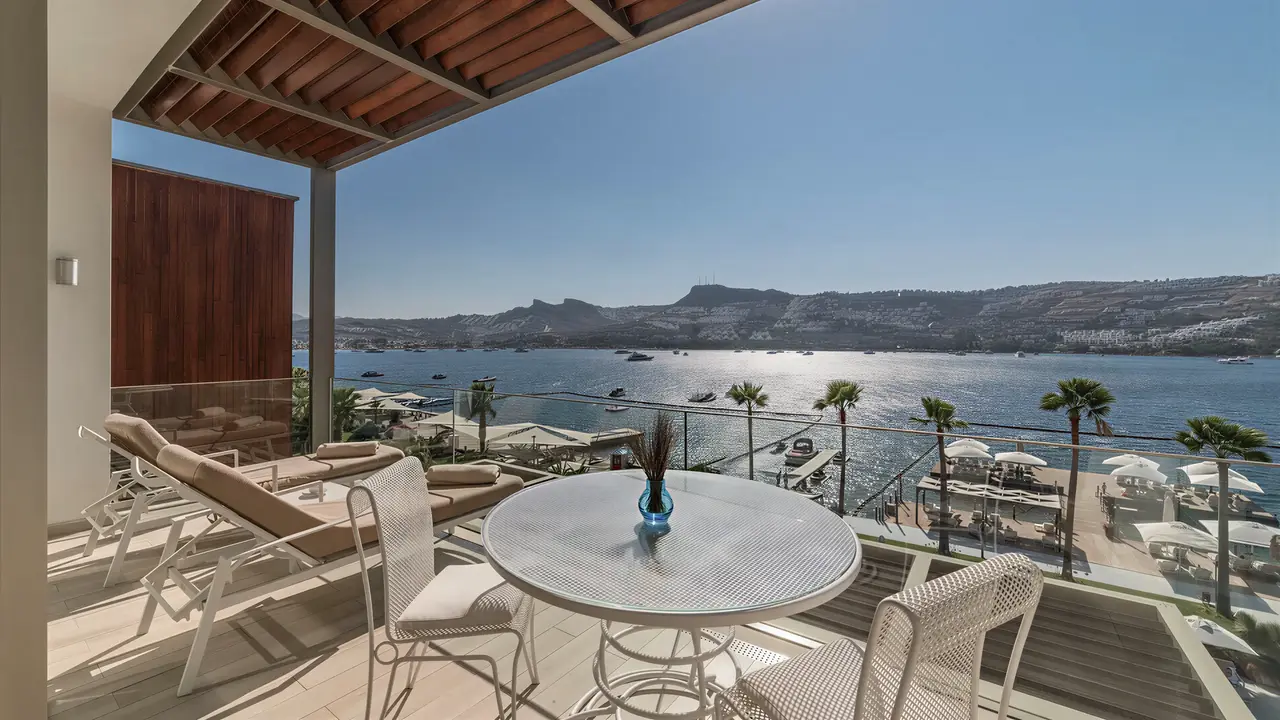Prywatny taras z widokiem w Mivara Luxury Resort & Spa Bodrum