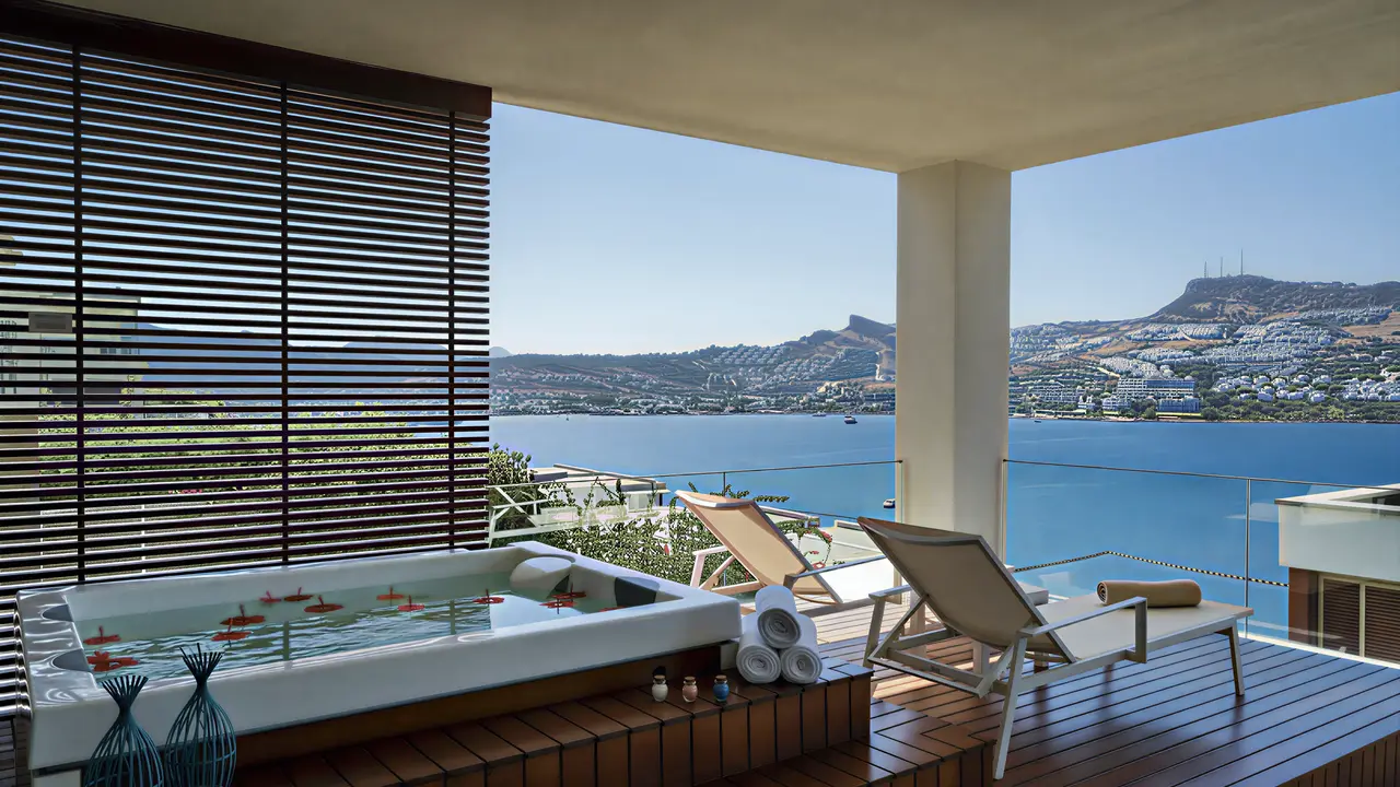 Prywatny taras z jacuzzi w Mivara Luxury Resort & Spa Bodrum
