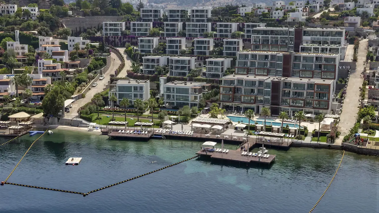 Widok na kompleks budynków Mivara Luxury Resort & Spa Bodrum nad wodą