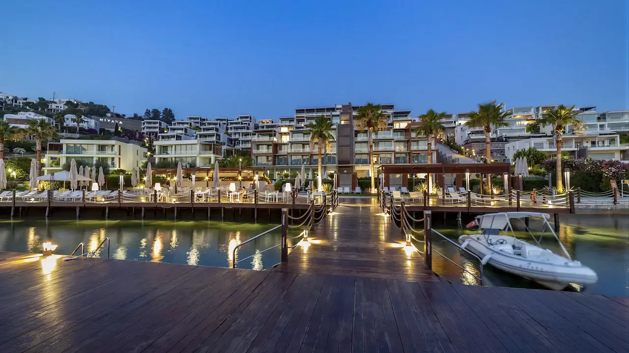 Widok na budynki i molo w Mivara Luxury Resort & Spa Bodrum