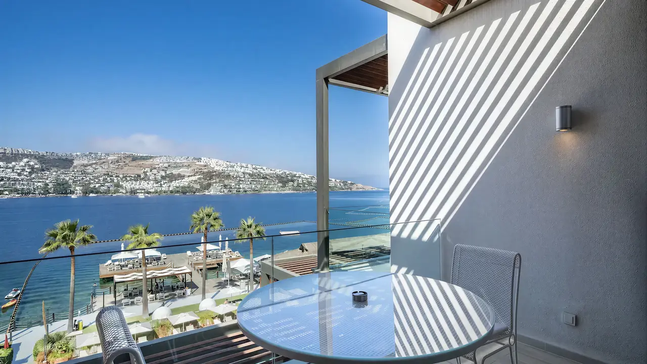 Prywatny taras z widokiem w Mivara Luxury Resort & Spa Bodrum