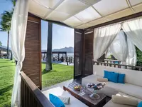 Relaksacyjny pawilon nad brzegiem morza w Mivara Luxury Resort & Spa Bodrum