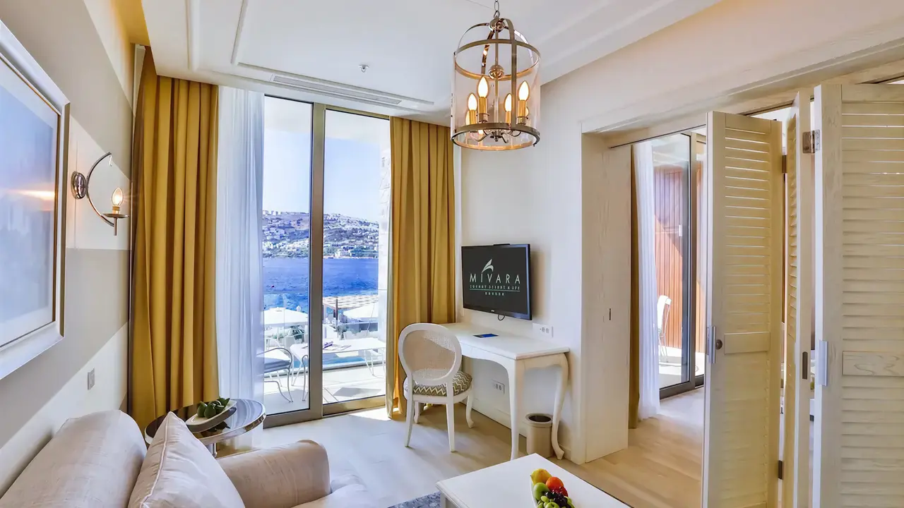 Wnętrze pokoju z widokiem w Mivara Luxury Resort & Spa Bodrum
