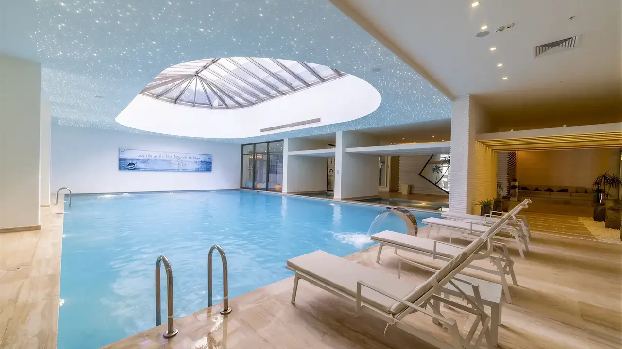 Kryty basen z leżakami w Mivara Luxury Resort & Spa Bodrum