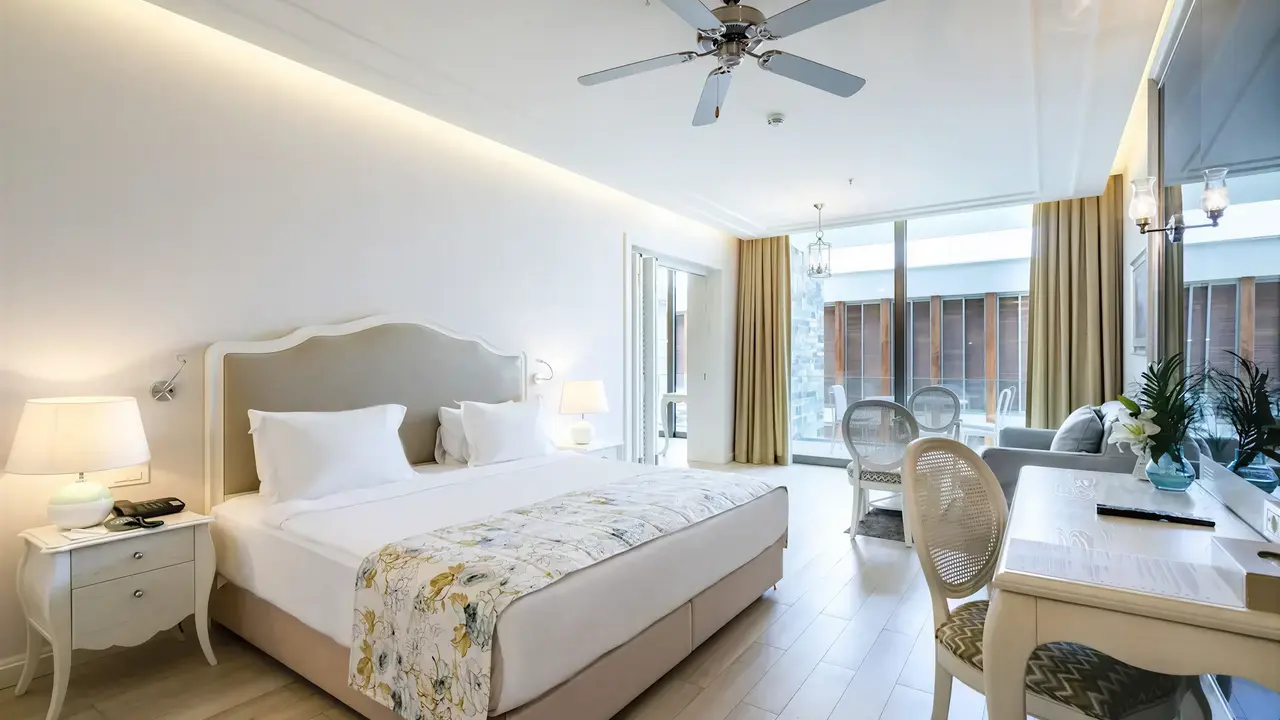 Nowoczesna sypialnia w hotelu Mivara Luxury Resort & Spa Bodrum