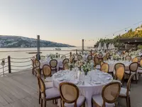 Stolik restauracyjny nad wodą w Mivara Luxury Resort & Spa Bodrum