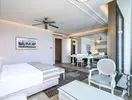 Nowoczesny pokój z łóżkiem w Mivara Luxury Resort & Spa Bodrum