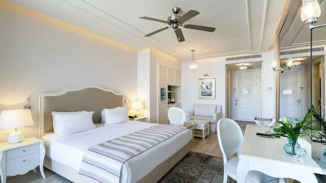 Jasny pokój z łóżkiem w Mivara Luxury Resort & Spa Bodrum