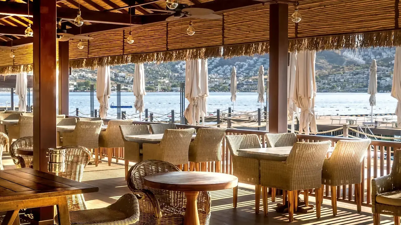 Taras z widokiem na morze w Mivara Luxury Resort & Spa Bodrum