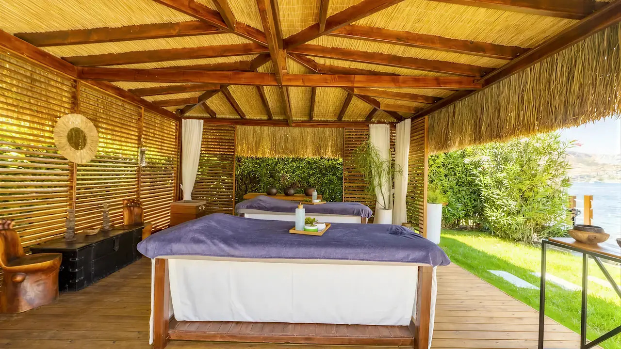 Strefa masażu w Mivara Luxury Resort & Spa Bodrum pod krytym dachem