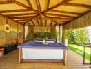 Strefa masażu w Mivara Luxury Resort & Spa Bodrum pod krytym dachem