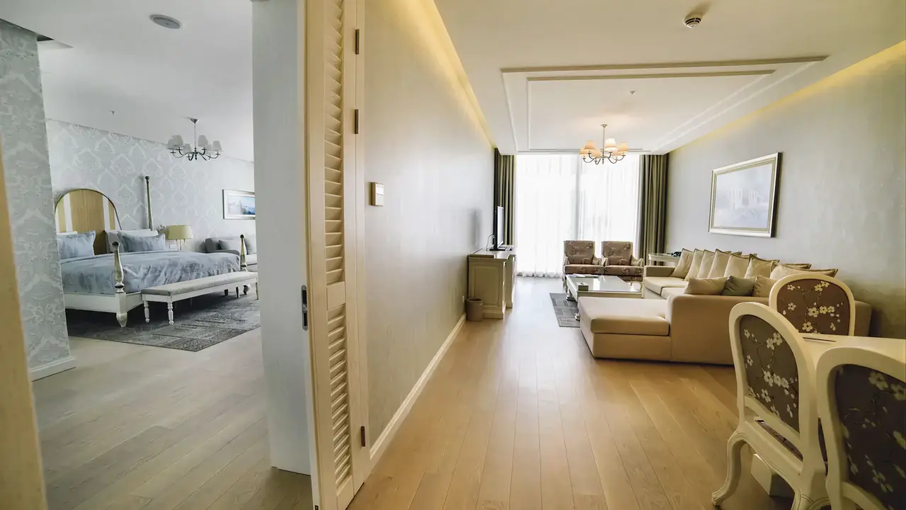 Wnętrze eleganckiego pokoju w Mivara Luxury Resort & Spa Bodrum