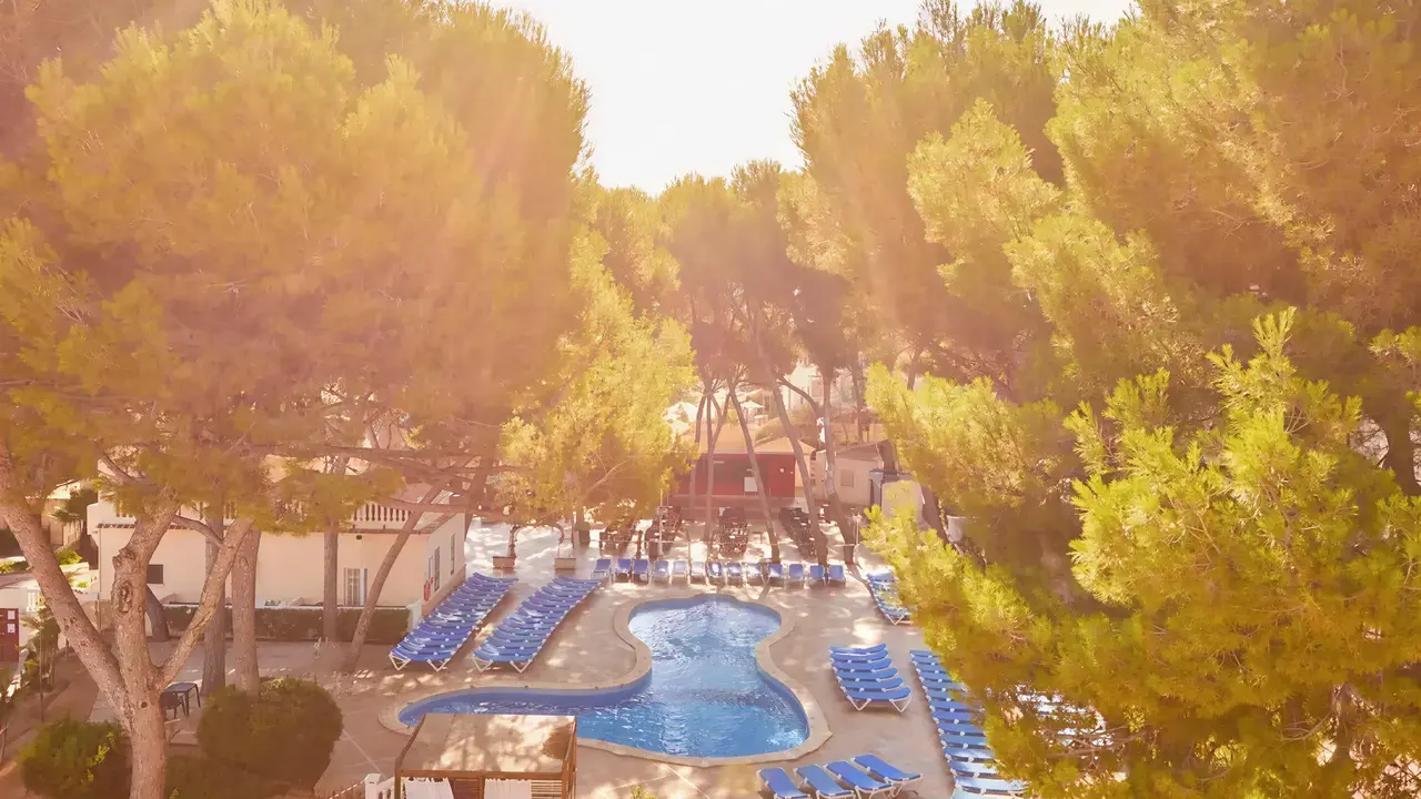 Basen z leżakami w MLL Palma Bay Club Resort