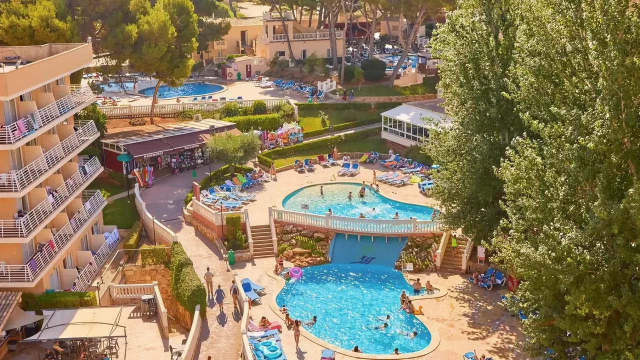 Widok na kompleks basenów w MLL Palma Bay Club Resort