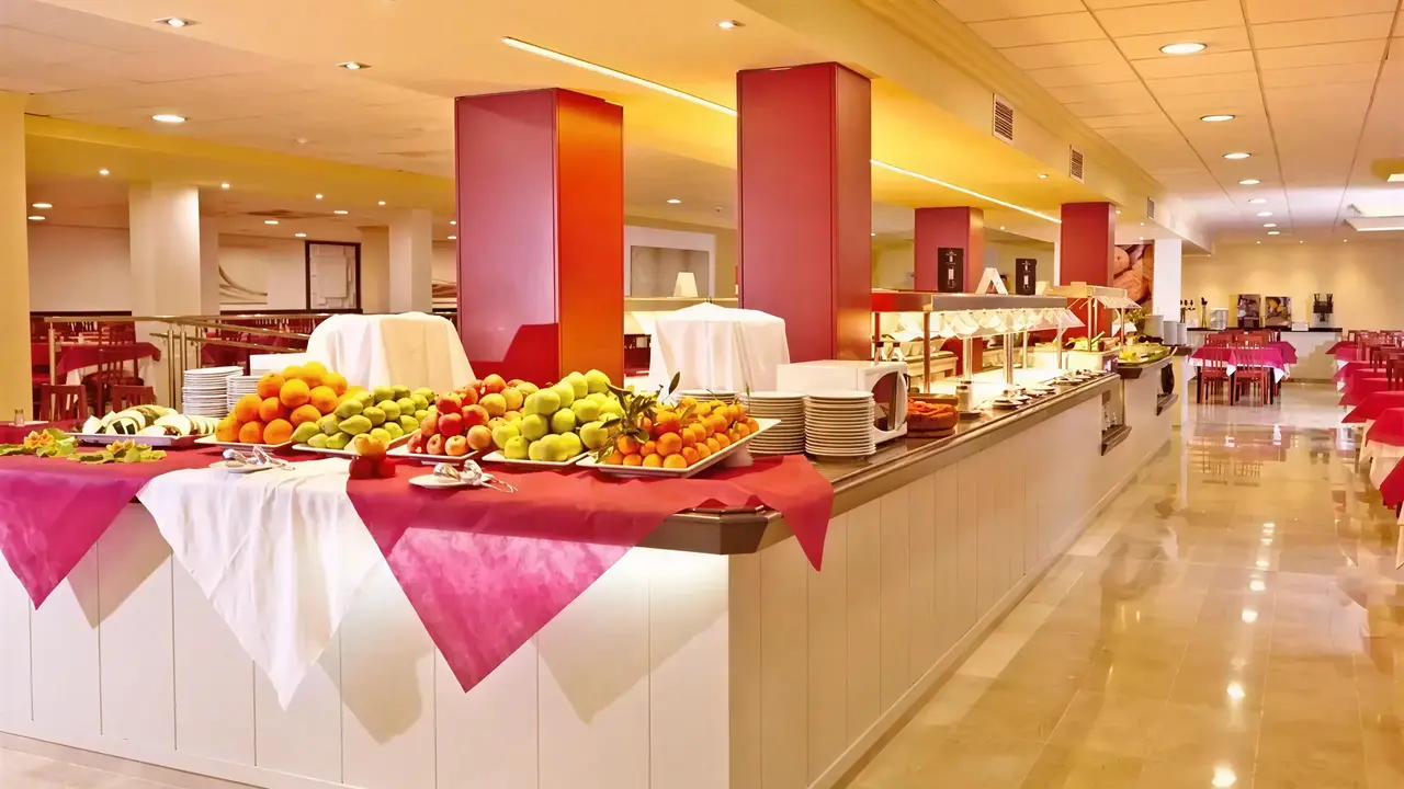 Bufet z owocami w MLL Palma Bay Club Resort