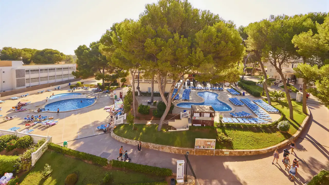Widok na kompleks basenów w MLL Palma Bay Club Resort