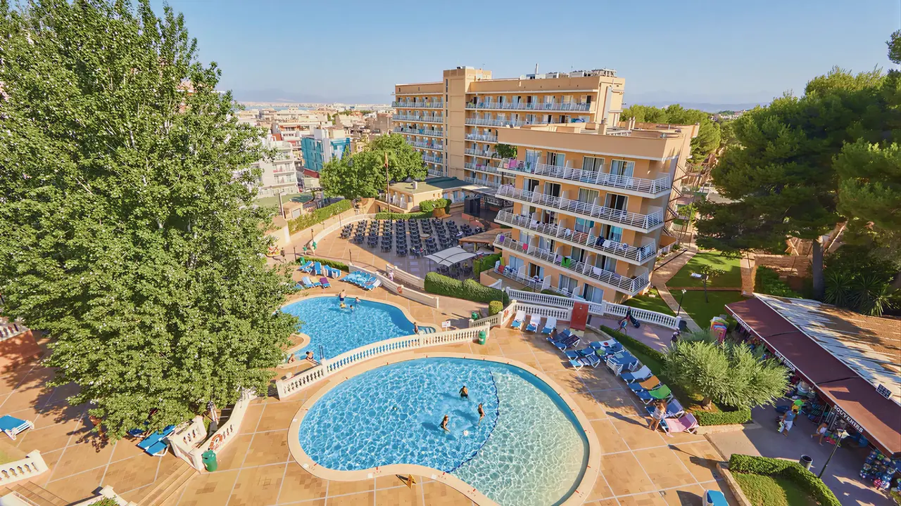 Widok na kompleks basenów i budynek MLL Palma Bay Club Resort