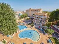 Widok na kompleks basenów i budynek MLL Palma Bay Club Resort
