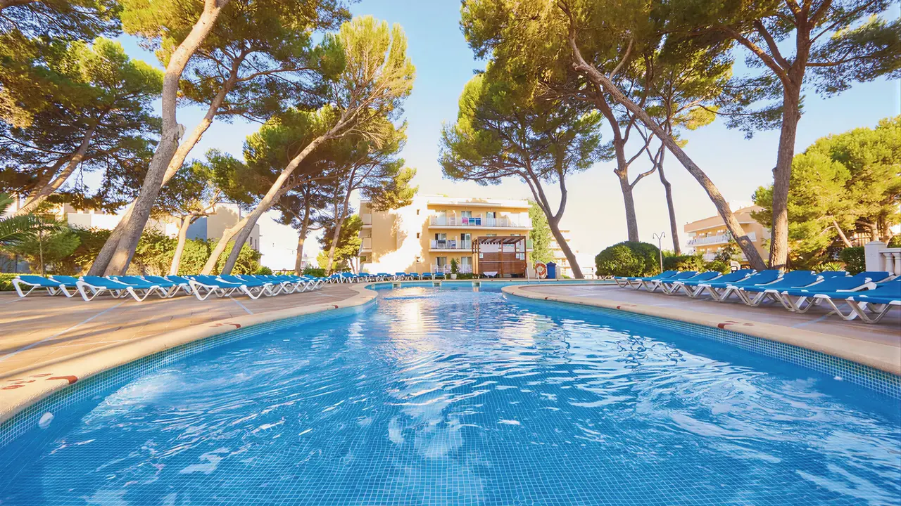 Basen z leżakami w hotelu MLL Palma Bay Club Resort