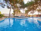 Basen zewnętrzny w MLL Palma Bay Club Resort wśród wysokich drzew