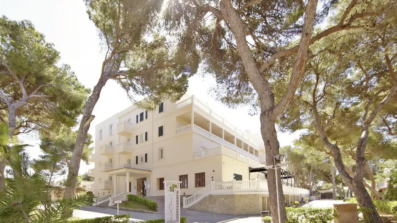 Elewacja budynku MLL Palma Bay Club Resort wśród zielonych drzew