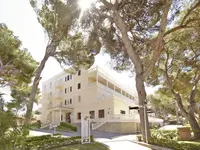 Elewacja budynku MLL Palma Bay Club Resort wśród zielonych drzew