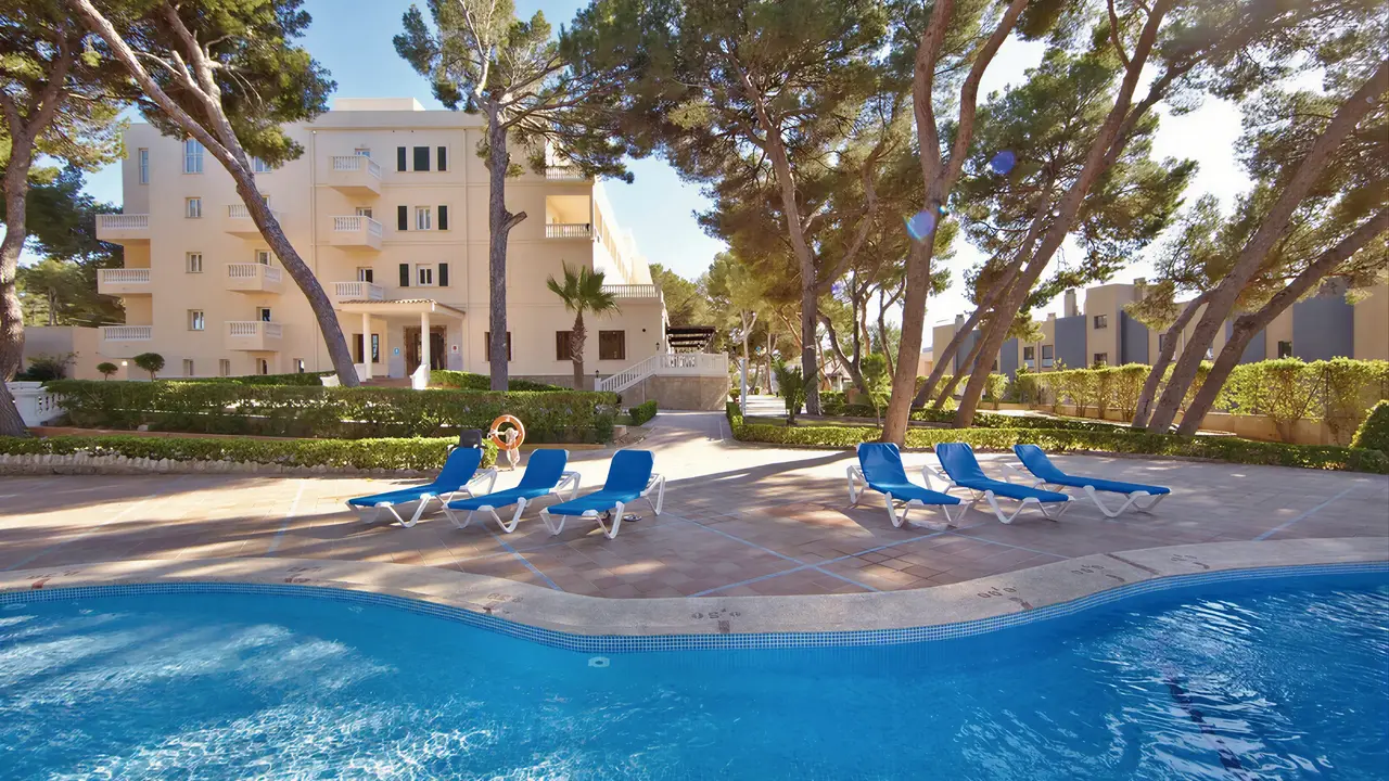 Basen i leżaki w MLL Palma Bay Club Resort