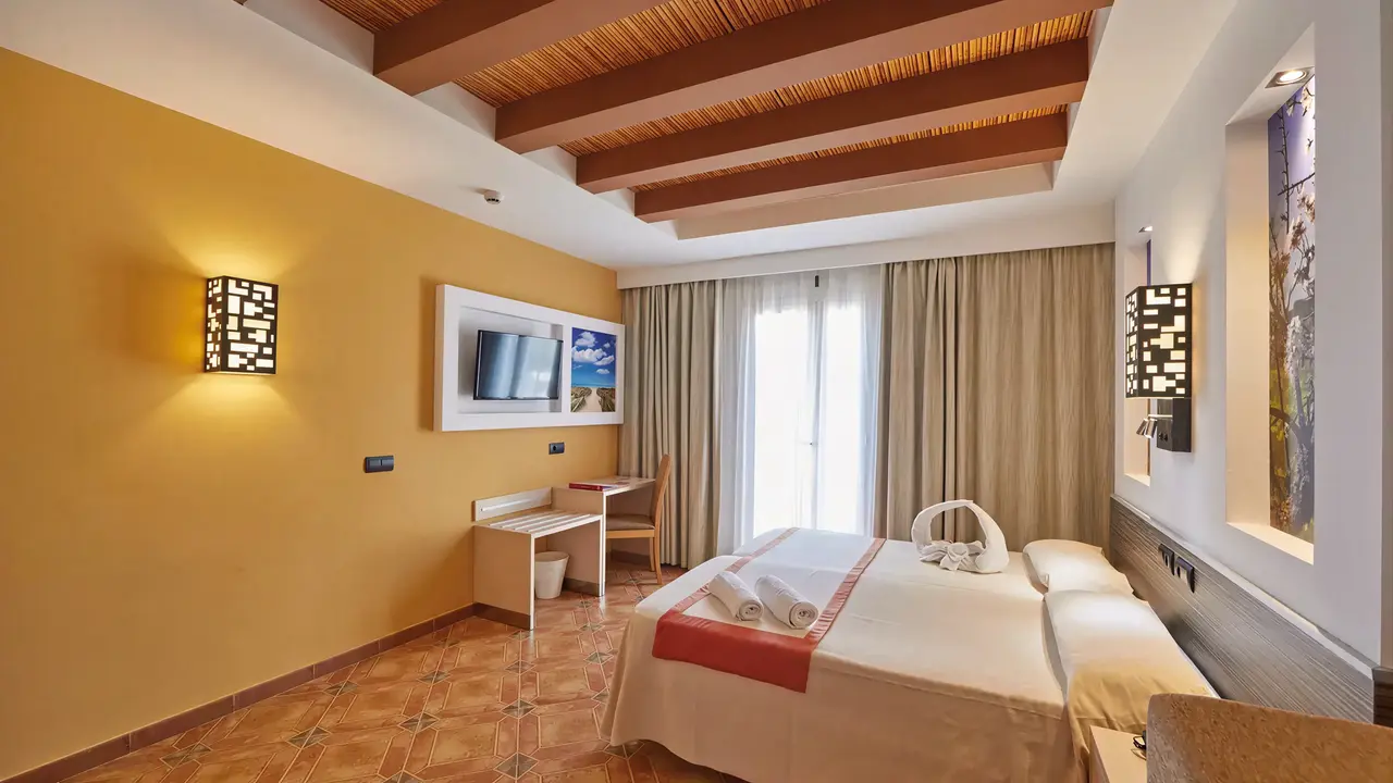Pokój z łóżkiem w hotelu MLL Palma Bay Club Resort