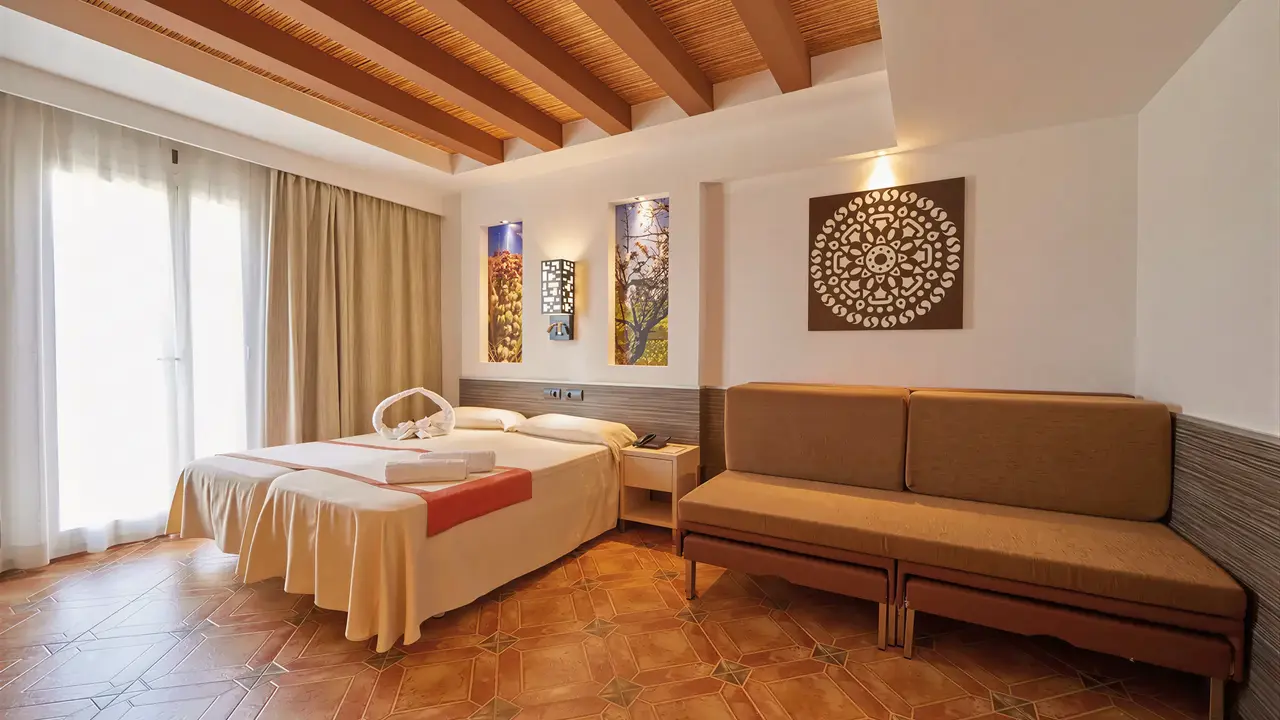 Pokój z łóżkami i sofą w MLL Palma Bay Club Resort
