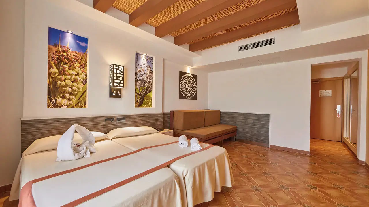 Pokój z łóżkami w hotelu MLL Palma Bay Club Resort