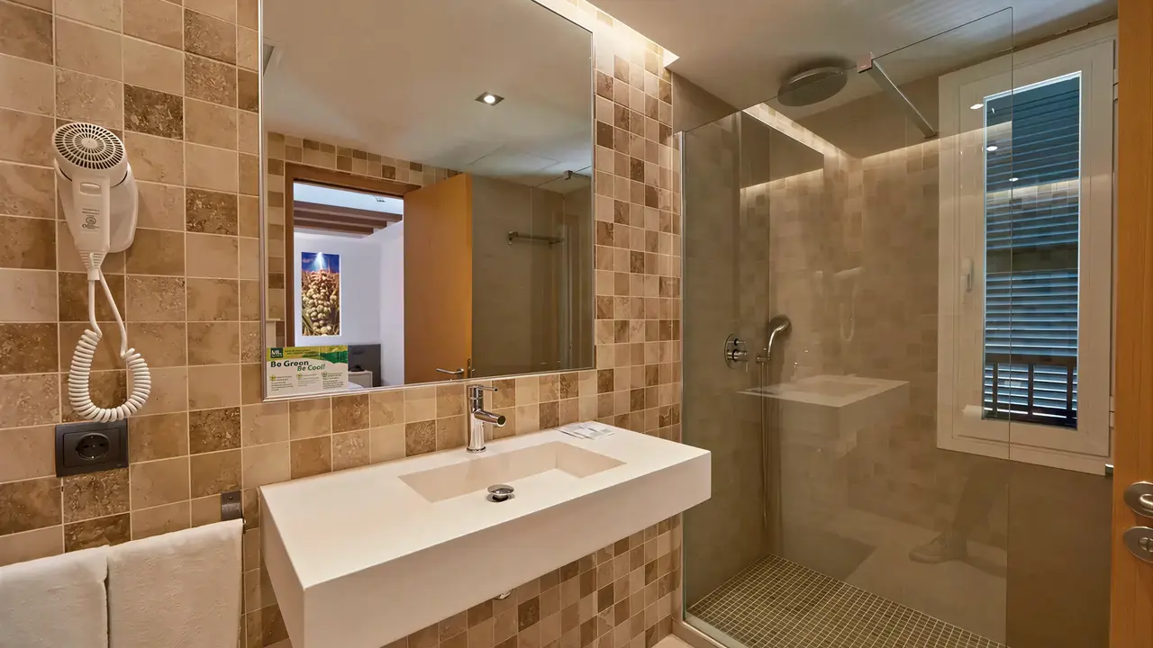 Łazienka w MLL Palma Bay Club Resort z prysznicem i umywalką