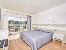 Pokój z łóżkiem i balkonem w MLL Palma Bay Club Resort