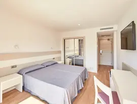 Sypialnia z dwoma łóżkami w MLL Palma Bay Club Resort