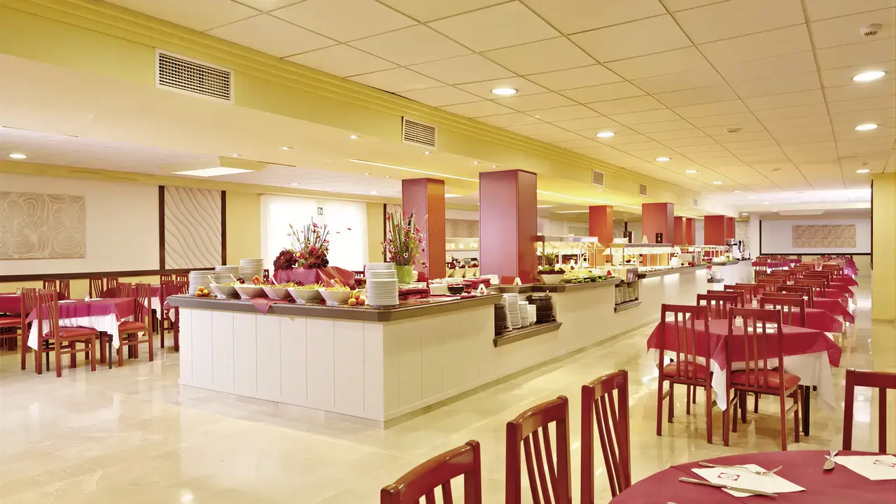 Bufet i stoliki w restauracji MLL Palma Bay Club Resort