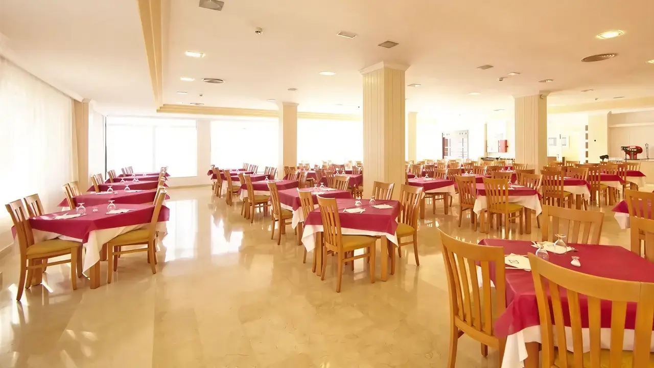Restauracja w MLL Palma Bay Club Resort z nakrytymi stołami