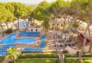 Widok na basen i budynki w MLL Palma Bay Club Resort