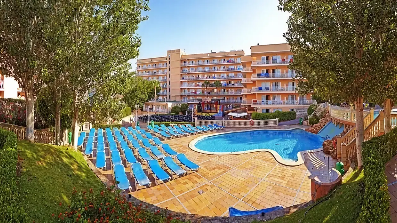 Basen z leżakami w hotelu MLL Palma Bay Club Resort