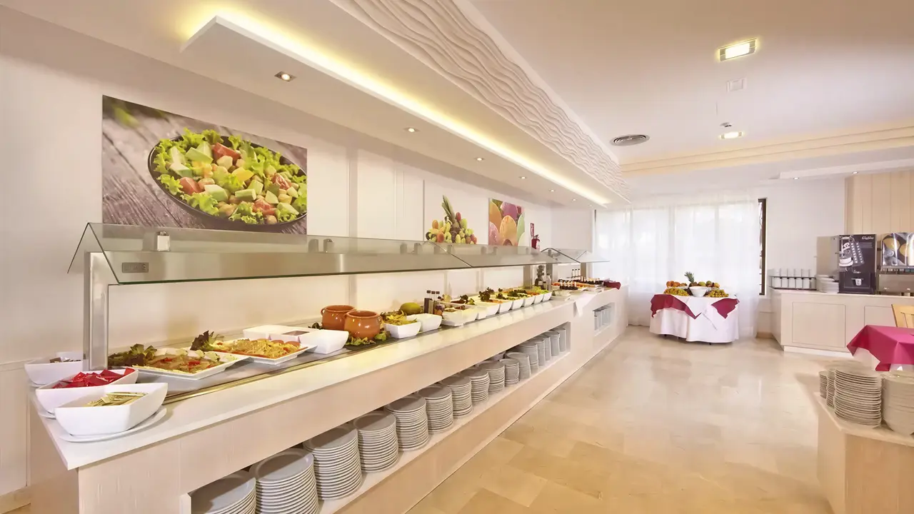 Bufet z jedzeniem w hotelu MLL Palma Bay Club Resort