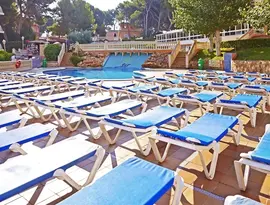 Basen z leżakami w MLL Palma Bay Club Resort