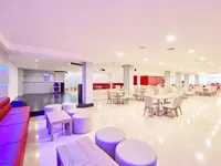 Jadalnia z czerwonymi kanapami w MLL Palma Bay Club Resort