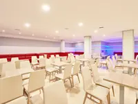 Jadalnia z białymi krzesłami w MLL Palma Bay Club Resort