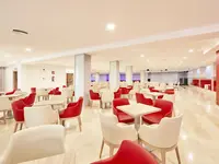 Jadalnia z białymi stołami w MLL Palma Bay Club Resort