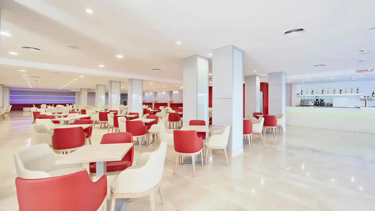 Restauracja w MLL Palma Bay Club Resort z czerwonymi krzesłami