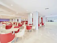 Restauracja w MLL Palma Bay Club Resort z czerwonymi krzesłami